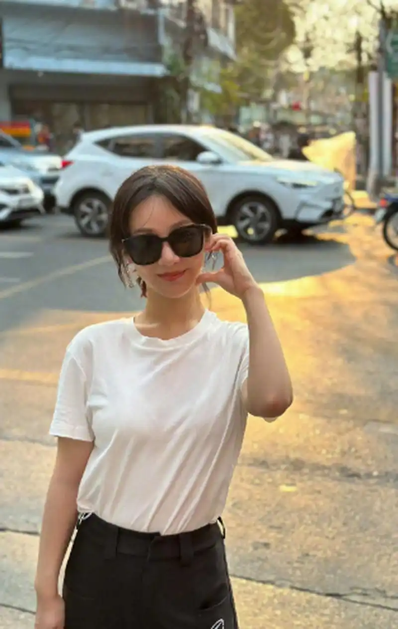 杨紫脸颊比心照#.#杨紫白t墨镜街头随拍#  好美