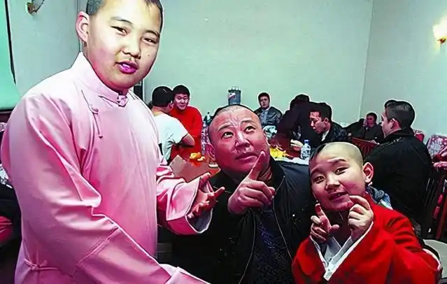 我哭,不是因为摔倒了,而是因为没人来扶,郭麒麟的童年让人心疼_郭德纲