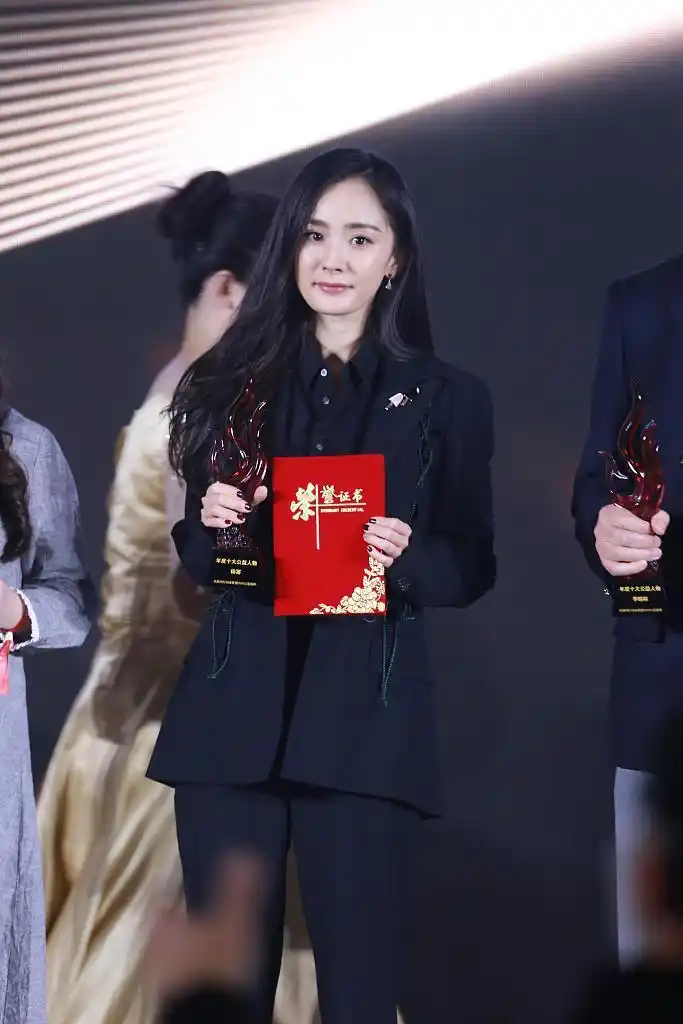 杨幂黑西装英姿飒爽 获年度十大公益人物登台领奖