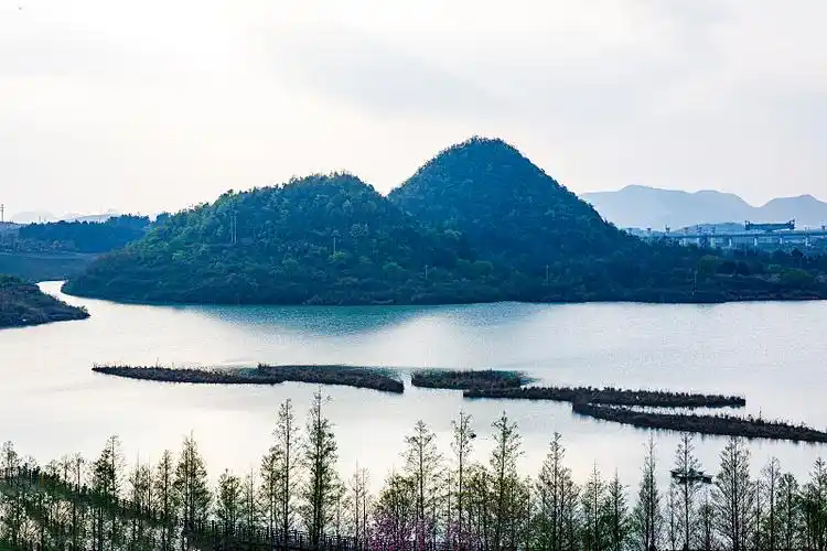 中国贵州贵阳市贵安新区月亮湖公园风光图片下载