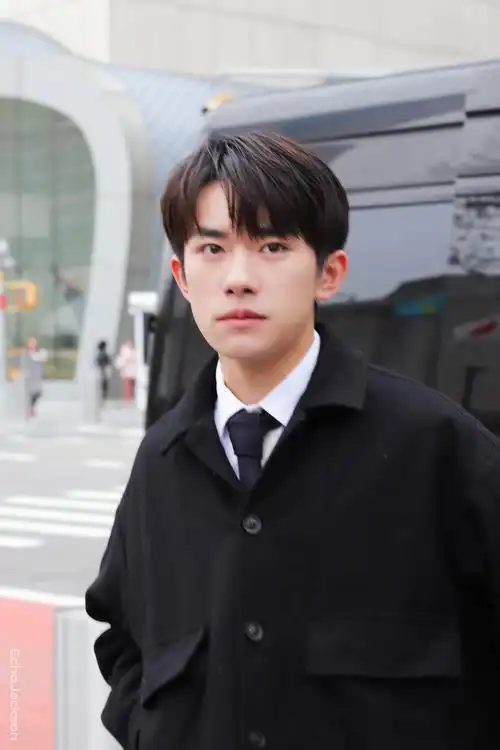 易烊千玺机场穿搭又帅又高冷,这是直击心脏的俊男,是我的小骄傲