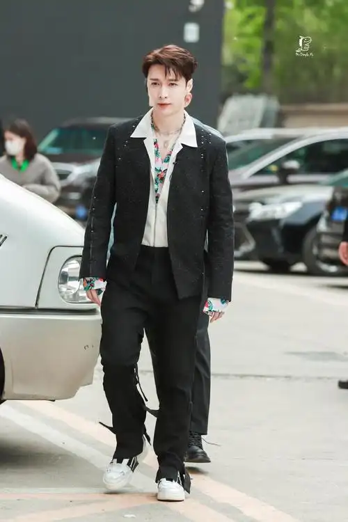 张艺兴金曲青春