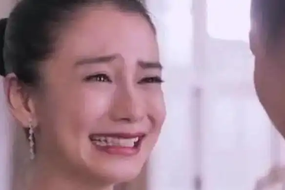 杨颖独家哭戏表演:眼含泪珠嘴角带笑,网友吐槽:演技比宋茜可怕