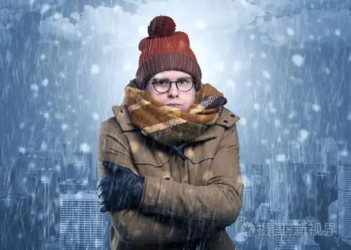 寒冷天气的男孩冻结与城市概念