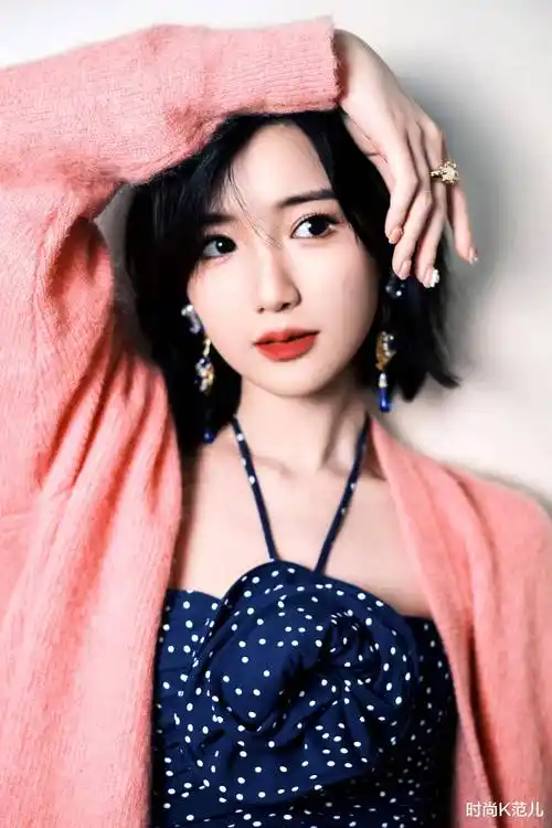 毛晓彤《半熟恋人2》造型,蓝色波点裙搭粉色针织衫,甜美又减龄_时尚