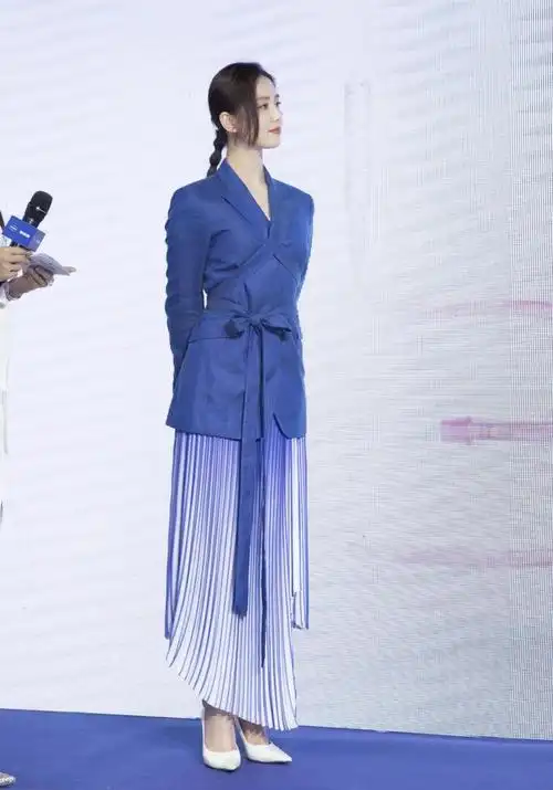 刘诗诗正装穿得好花哨,看似"翻车"却很时尚,端庄大气且不呆板|西装