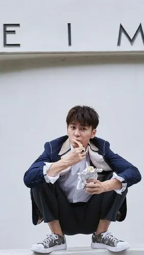 "小李晨"时尚大片,看上半身帅气满分,但小短腿让迷妹怎么接受