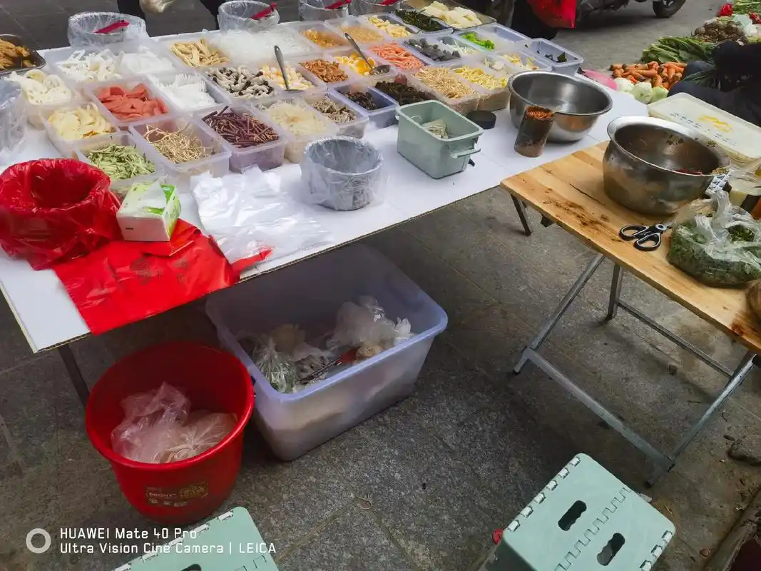 赖氏凉拌菜.#记录摆摊生活 刚刚有个老大爷说感觉不拥挤就不买 - 抖音