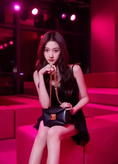 关晓彤慵懒小黑裙造型又酷又飒 穿高开衩长裙秀白皙美腿