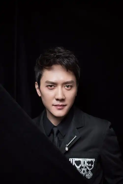 冯绍峰亮相某活动盛典 别致西装彰显摩登型男韵味|西装|冯绍峰|型男_