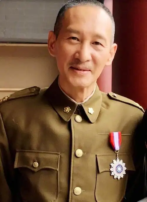 这戏电视版里的蒋介石是由王劲松来扮演,王劲松是近年来比较优秀的