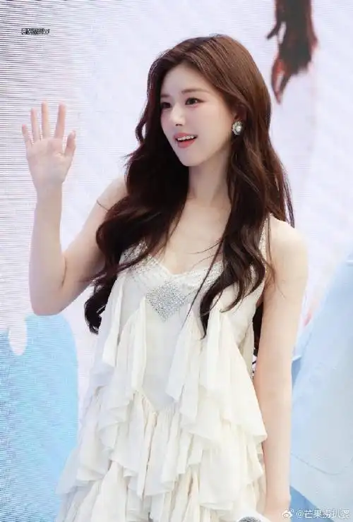 赵露思if活动路透##赵露思摇裙摆