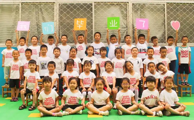 《爱在这里- -致我们一起走过的日子》新时代幼儿园大班毕业照