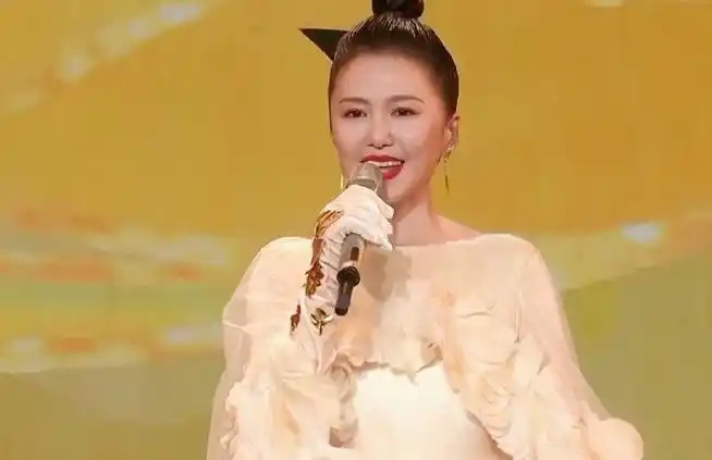 真的太好听太震撼了吧!维维姐今晚的造型也超级美!