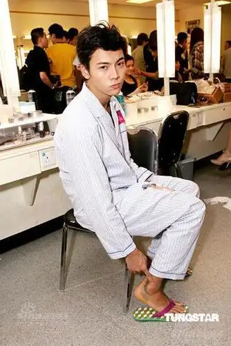 组图:曾志伟郑希怡博爱无敌奖门人拜神仪式