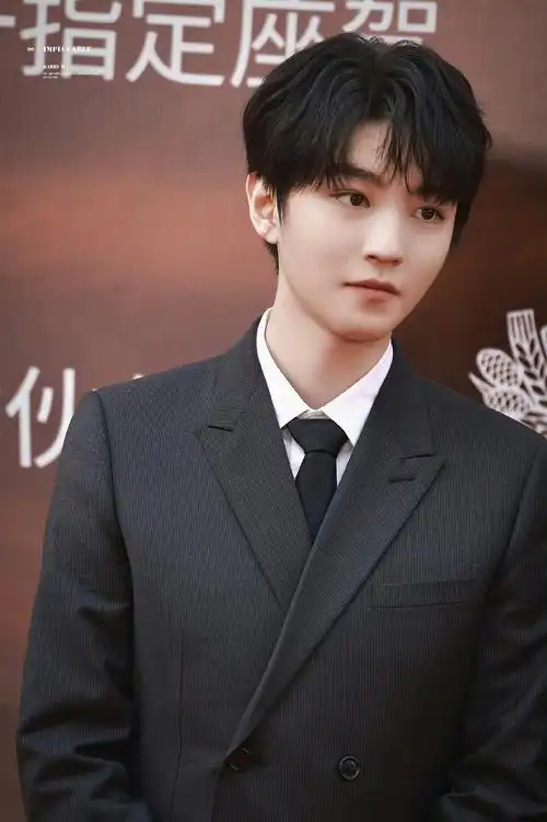 王俊凯今日华表奖饭拍 黑色双排扣西装造型,板正又帅气!