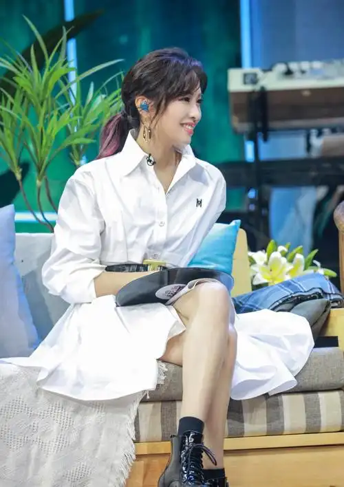 袁咏琳时尚走秀不输超模复古印花长裙演绎摩登高级太美了