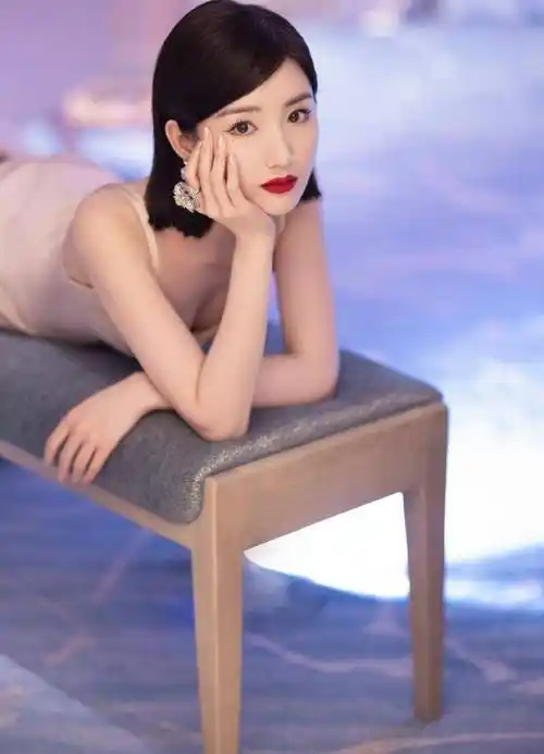 毛晓彤穿修身长裙,身材凹凸有致,大秀s曲线_时尚_五官_照片