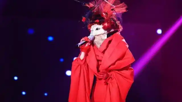 一个面具n种玩法,《蒙面唱将》如何让人猜到"蓝瘦香菇"