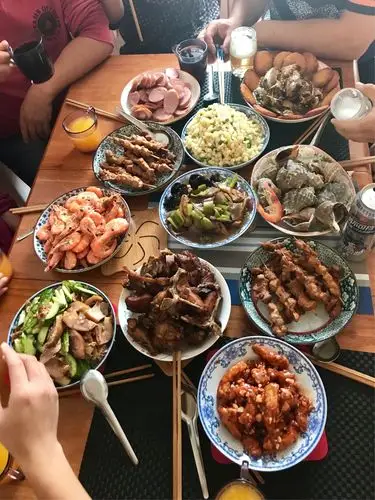 就做了一大桌子饭菜,真的好贤惠为你们点赞开心的聚餐马上拉开帷幕咯!