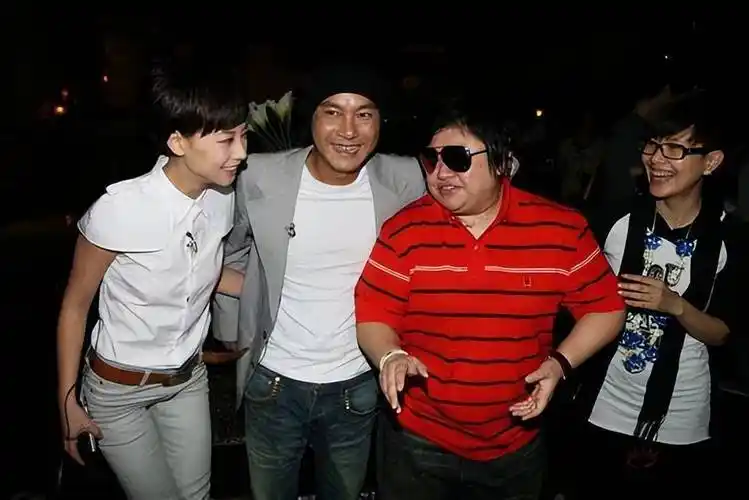 许志安被爆与韩红街头热吻,遭嘲讽"不挑食",两人究竟是何关系