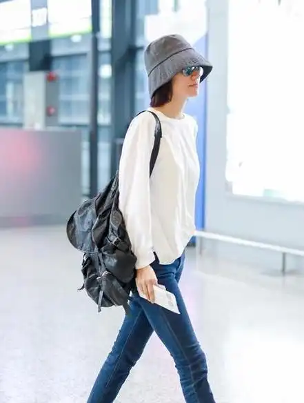 袁泉的气质真绝了白t恤配牛仔裤舒适简约朴素穿搭难掩高级感