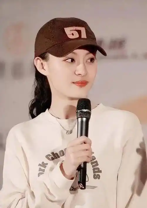 孙俪留长发太惊艳,不整容不打针美的自然有特色,打扮稚美像20岁_显得