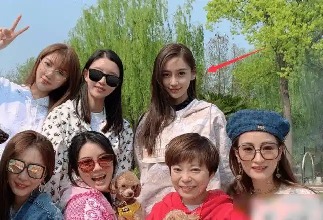 angelababy私下与一群闺蜜聚会吃烤肉,不见黄晓明和儿子陪伴,啥情况?