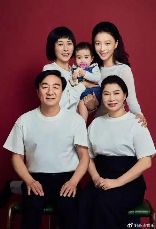 王珞丹晒一家四口旧照,与妈妈似姐妹花,一家四口都是高颜值 !