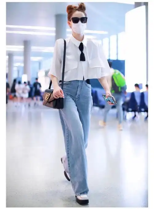 衣服不知道怎么穿看看明星戚薇的机场穿搭做个美丽的时髦精