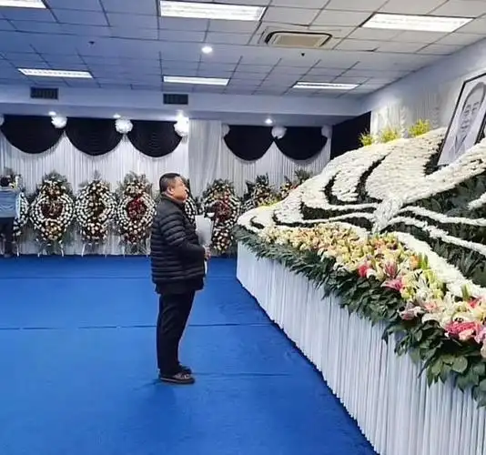 宗庆后追悼会现场曝光去世后尽显人情冷暖横幅永垂不朽