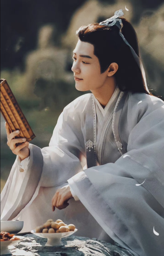 肖战《玉骨遥》剧照曝光,时影拿箫氛围好绝,但比不过拿笛的他?