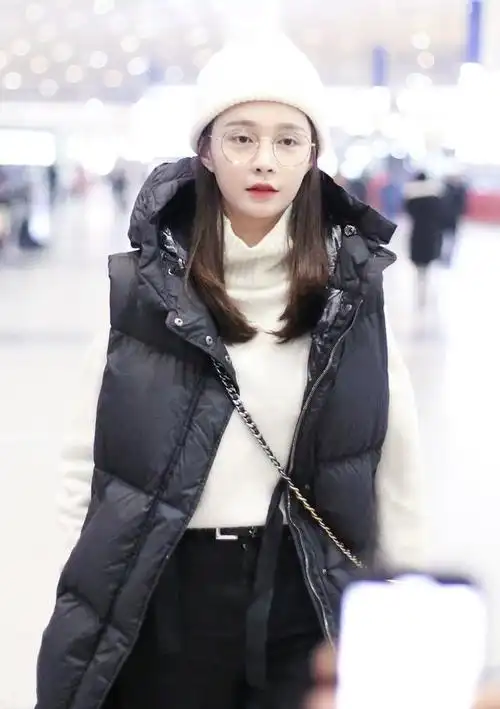 沈梦辰黑白造型走机场,不化眼妆太憔悴,戴眼镜都没有用