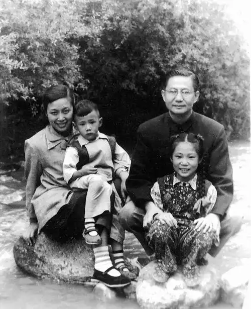 兴学强农育英才情系民生显胸怀