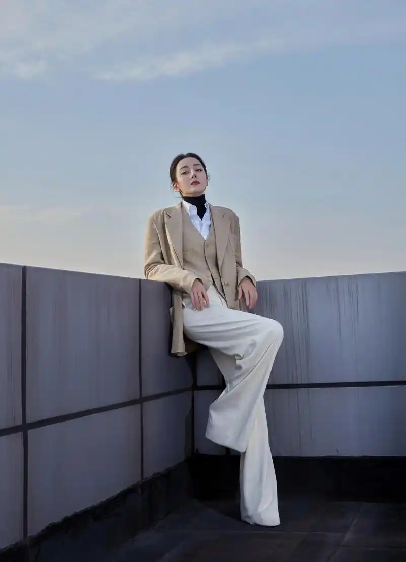 迪丽热巴变身干练女强人,西装长裤红唇盘发,助你闪耀职场之路