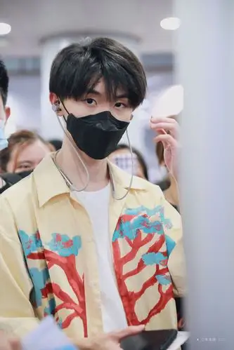 马嘉祺机场饭拍,印花夏日衬衫帅气清爽