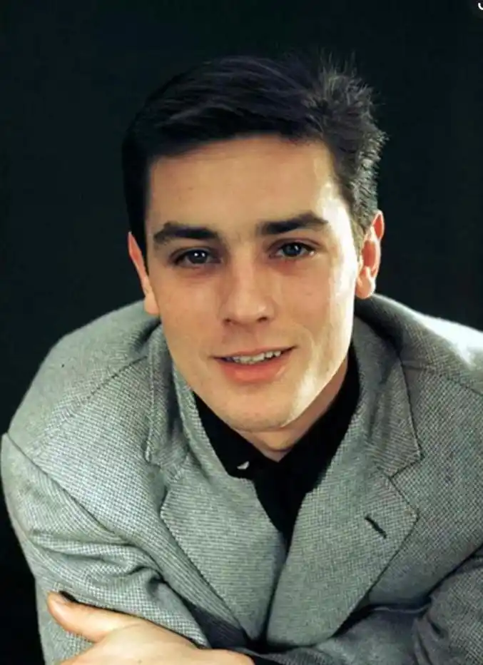 大银幕中的他行侠仗义,逼人的帅气和盛世的美颜辅以精湛的演技,成为一