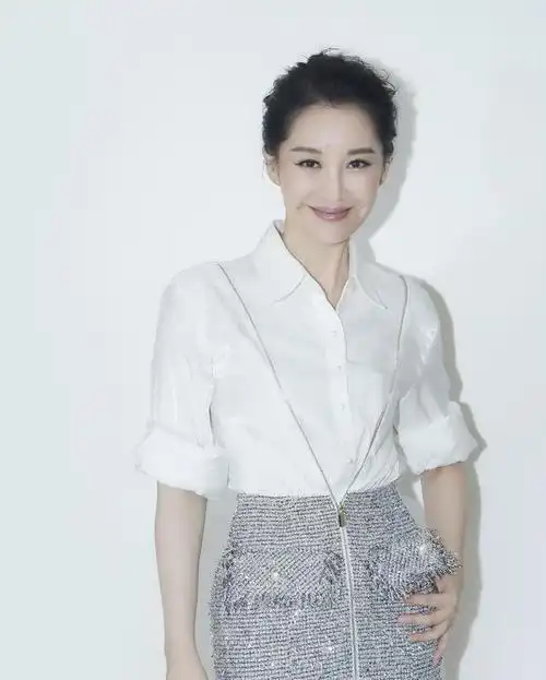 54岁许晴身材性感火辣圆润穿低胸裙女人味十足