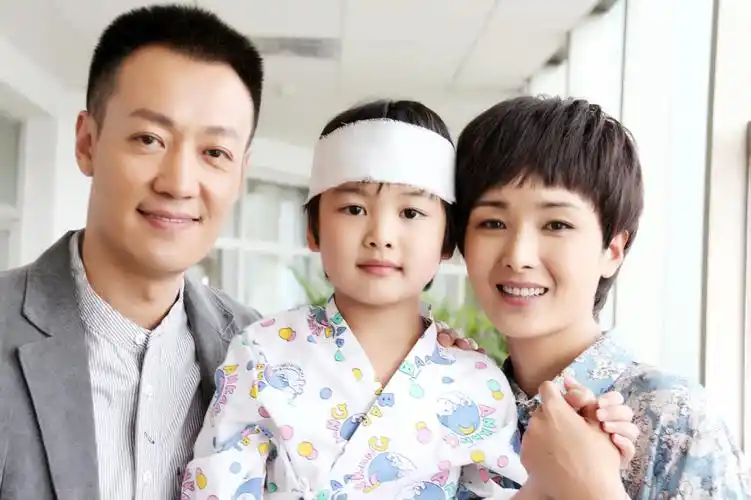 腾讯娱乐讯由华策星之演员辛柏青,黄曼主演的家庭伦理剧《跟我回家》