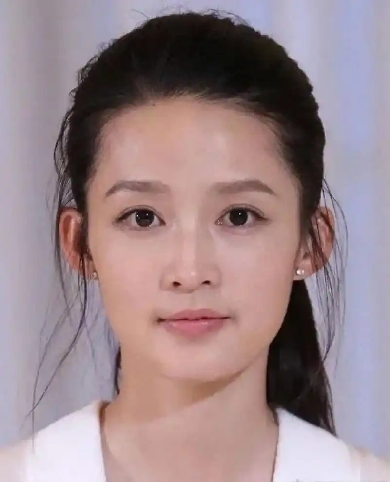 粉丝说李沁素颜也很美,这不是素颜,画了眼线,带了假睫毛,画了眉毛了