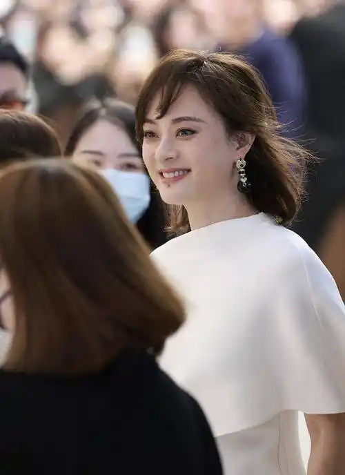 41岁孙俪用珠圆玉润的身材,给白幼瘦女星上了一课_演艺事业_发型_镜头