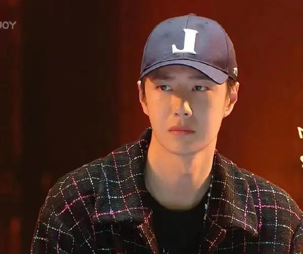 王一博换新棒球帽##王一博将帽子进行到底##王一博看到热烈街蔚的