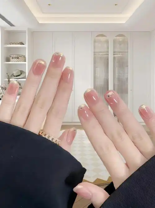 通勤小短甲推荐 显手白的美甲款式推荐 短款指甲美甲教程