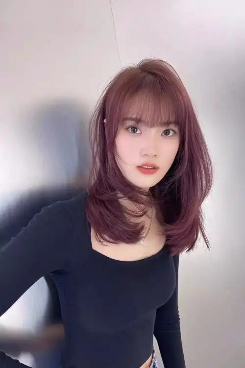 女人过了30岁选什么发型推边头满头卷锁骨发越剪越时尚