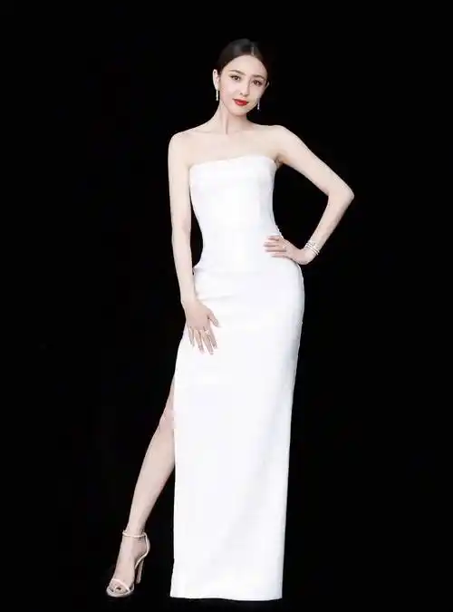 原创36岁佟丽娅也放开了时尚穿黑色西装秀身材甜美气质依旧