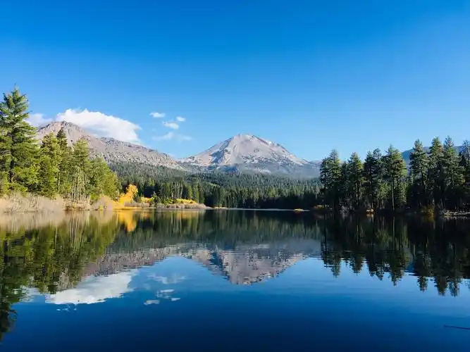 这是拉森火山最美的地方,湖光山色!