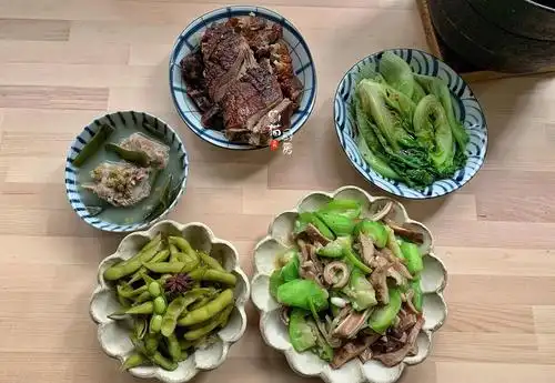 与你分享每日家常菜和一日三餐的细枝末节,认真生活,好好吃饭!