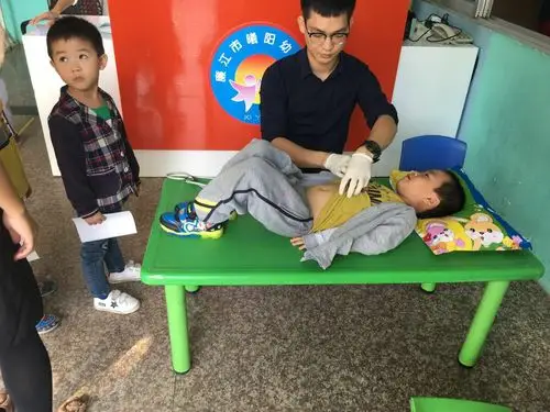 面对体检,宝贝可以很勇敢!look, what courageous kids!