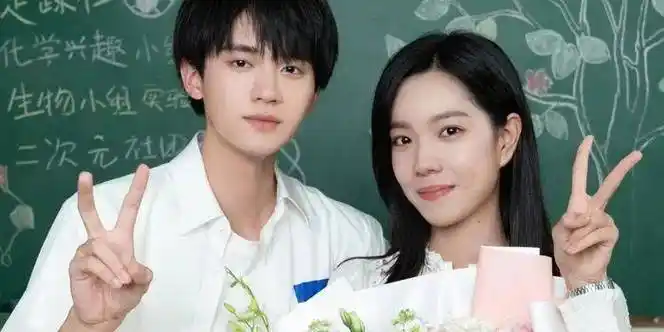 而回看三人社交账号,庄达菲和向涵之确实几乎没有互动了,很显然李庚希