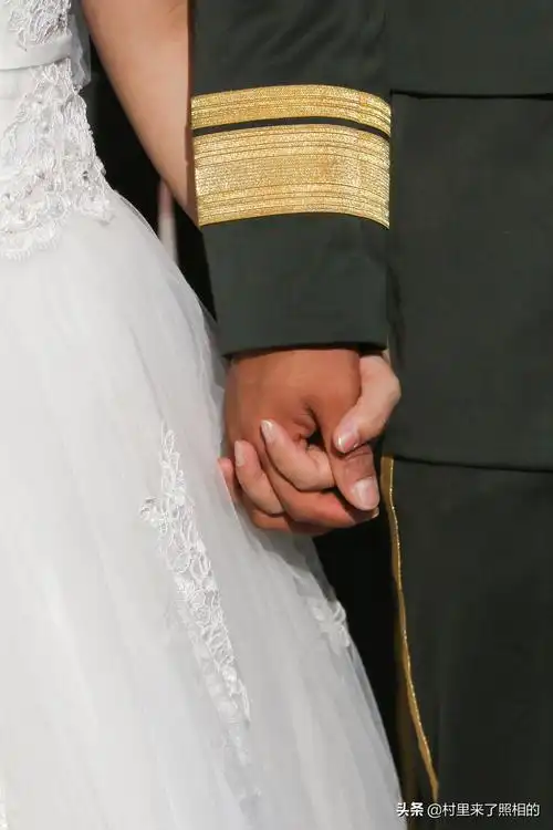 16对军人婚礼:左手牵你,右手敬礼,不负祖国不负卿